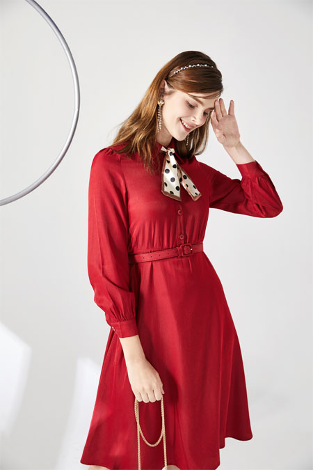 性感浪漫的红色 是夏季连衣裙的绝配